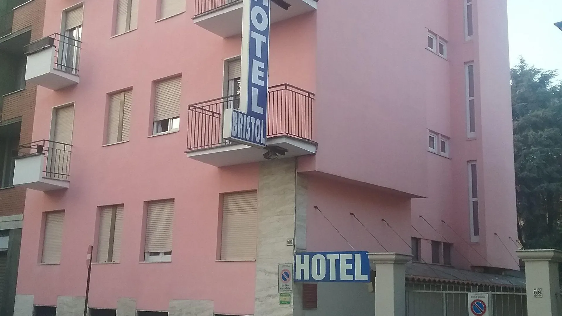 7 Hotel con Accesso Aeroportuale vicino all'Arena Civica