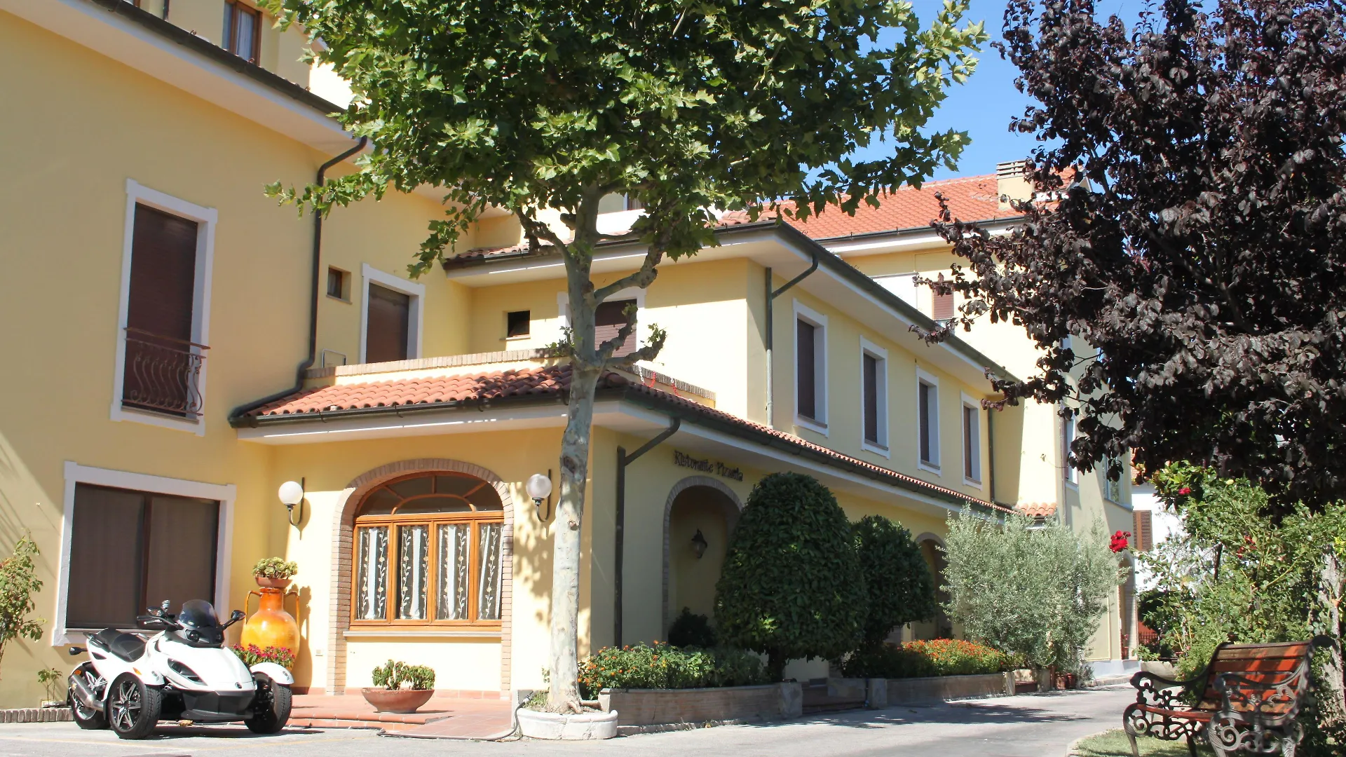 Hotel sul Mare nelle Marche: 15 Strutture sulla Costa Confrontate