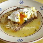 Uova in camicia con brodo vegetale e crostone di pane